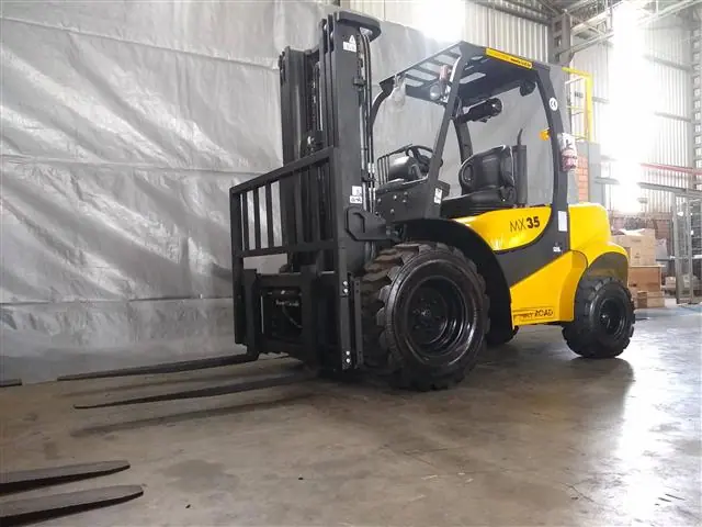 EMPILHADEIRA MOVIX OFF ROAD 3.5T COM TORRE TRIPLEX 4.50M