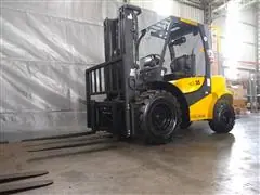 EMPILHADEIRA MOVIX OFF ROAD 3.5T COM TORRE TRIPLEX 4.50M - 0