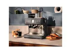Cafeteira Electrolux Expert Preta com Moedor Integrado 220W - 7